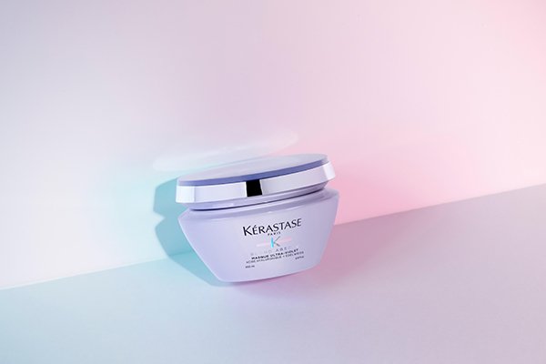 Masker rambut Masque Ultra-Violet mengembalikan warna rambut blonde ideal yang sempurna setiap saat, sekaligus masker rambut ini dapat menetralisir warna undertone brassy dan kekuningan